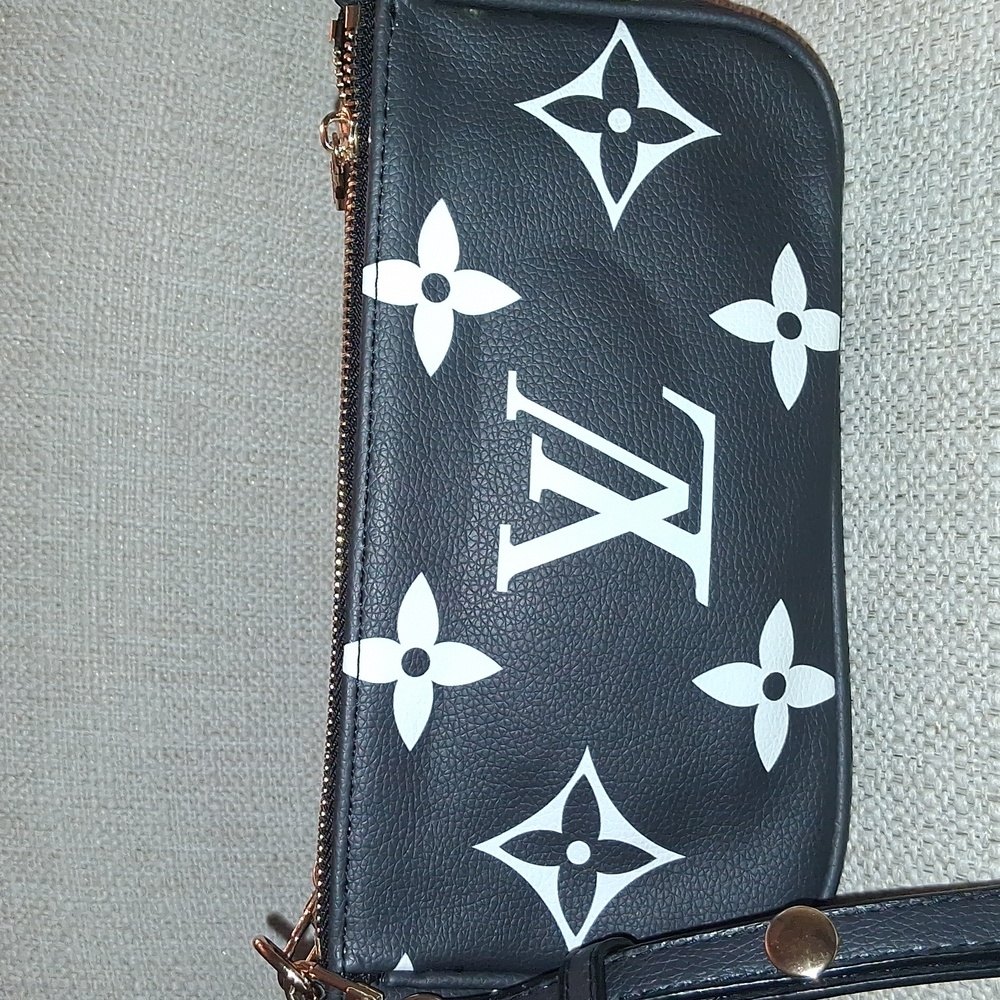 Purse  With Logo. Very Cute   1 DAY SALE Only.   Firm Price , - Picture 4 of 15